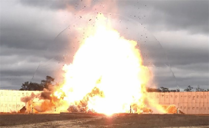 Bom phá hầm ngầm GBU-72/B có sức công phá rất đáng sợ. Bom phá hầm ngầm GBU-72/B có sức công phá rất đáng sợ.