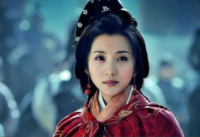 10 m&#x1EF9; nh&#xE2;n &#x27;h&#x1ED3;ng nhan h&#x1ECD;a th&#x1EE7;y&#x27; n&#x1ED5;i ti&#x1EBF;ng nh&#x1EA5;t Trung Qu&#x1ED1;c, 2 ng&#x1B0;&#x1EDD;i l&#xE0; &#x27;gian lo&#x1EA1;n tri&#x1EC1;u h&#x1EAD;u&#x27;