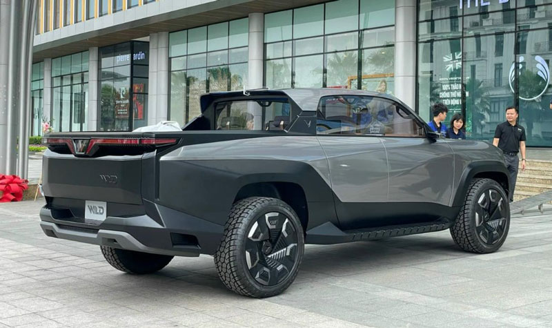 "Sờ tận tay" bán tải điện VinFast Wild được trưng bày tại Hà Nội