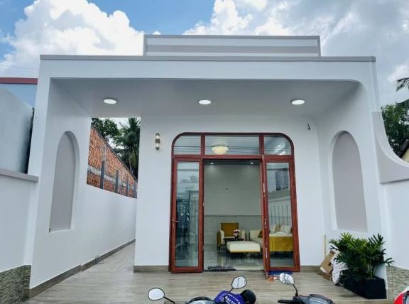 Mẫu nhà cấp bốn kiểu mới với sân vườn mini, tông màu trắng nhẹ nhàng dành cho vợ chồng trẻ