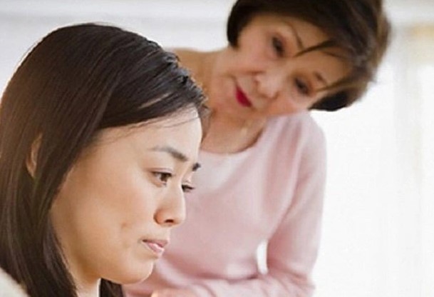 Vợ cũ của chồng vừa mất, mẹ chồng đã đưa tôi 200 triệu nhưng "đính kèm" điều kiện khiến tôi hốt hoảng