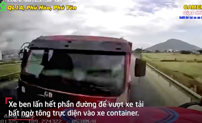Clip: Xe ben đối đầu container, tài xế mắc kẹt trong cabin
