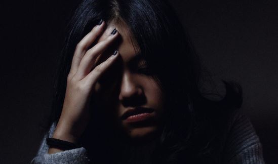 Thấy mẹ chồng khóc đến lặng người trong đám tang bác ruột tôi, tôi về hỏi lý do thì bà chẹp miệng trả lời một câu khiến tôi sững sờ