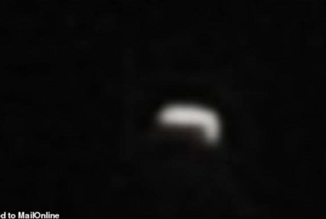 Người phụ nữ bất ngờ khi nhìn thấy 2 ’UFO’, 1 chiếc trông giống được Hải quân Hoa Kỳ phát hiện năm 2004