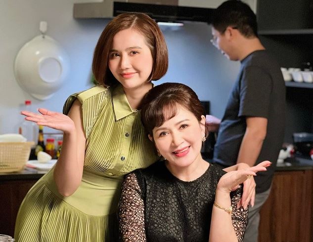 "Mẹ ruột" diễn viên Huyền Lizzie là nữ hoàng ảnh lịch nổi tiếng, tuổi 60 trẻ đẹp nhờ chăm ăn món nhớt nhớt