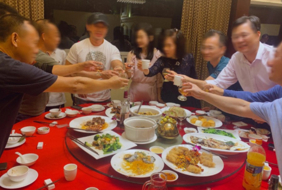 Chồng mượn ô tô của anh vợ, cầm theo 20 triệu đi họp lớp đại học, nửa đêm mới mò về: thêm 1 chi tiết khiến vợ con sốc