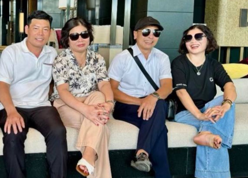 Quang Hải bận thi đấu, Chu Thanh Huyền vác bụng bầu đưa bố mẹ đôi bên đi du lịch, một bức ảnh nói lên mối quan hệ thông gia