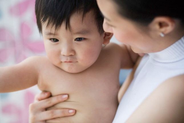 Cắn răng gửi con cho mẹ chồng để đi làm, sau một tháng trở về thăm con, tôi không ngờ mình lại lĩnh hậu quả đau điếng đến thần người