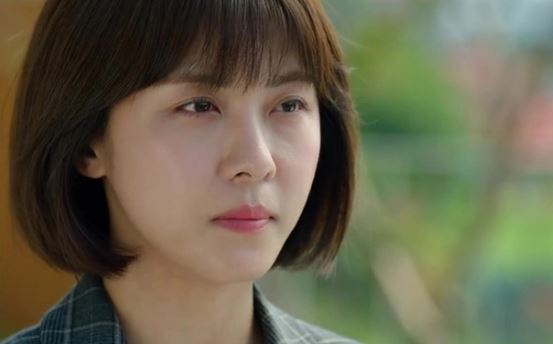 Chị gái bỗng đòi ly hôn với chồng đại gia, mẹ tôi tát cháy mặt nhưng rồi bật khóc nức nở khi đọc tờ giấy nhàu nhĩ chị đưa