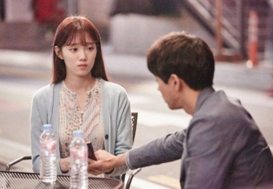 Khi tôi chuẩn bị tái hôn thì vợ cũ bỗng hẹn gặp, cô ấy đưa ra 2 cuốn sổ đỏ khiến tôi choáng váng