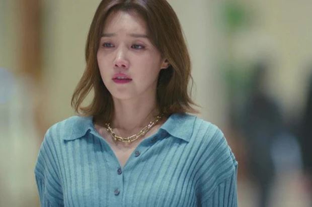 Khi bên dịch vụ đem mâm cỗ đến nhà, mẹ chồng tôi giận dữ đập bàn đuổi thẳng khiến tôi ê chề, chồng thì giận đến mức đưa vợ con về ngoại ngay trong ngày thôi nôi con