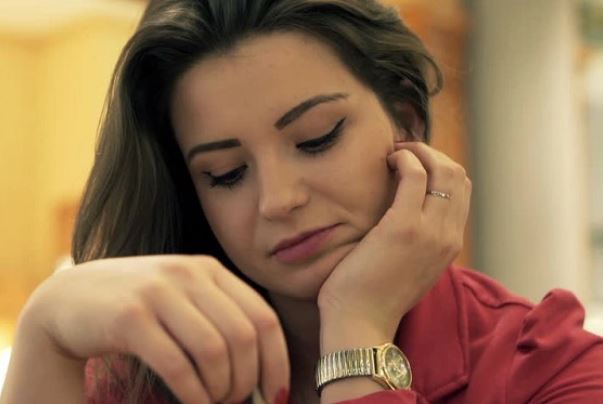 Trong bữa cơm tối, tôi vừa cản mẹ chồng ép chú út lấy vợ đã bị bà đập đũa xuống mâm, cả nhà chồng trách móc lườm nguýt