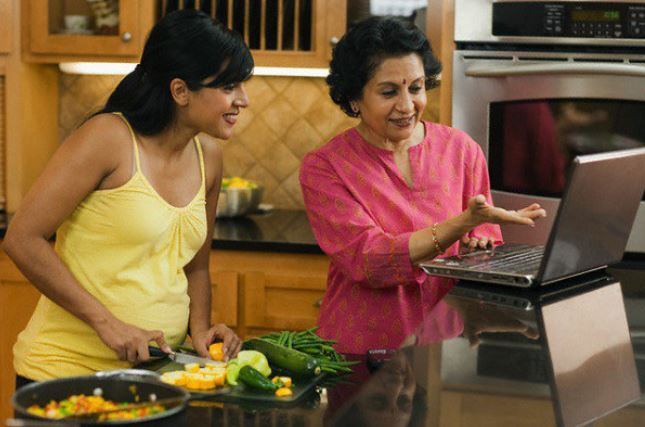 Vào ngày tân gia, mẹ chồng trao cho tôi món quà “nhẹ tênh”, mở ra, tôi lặng người rồi ôm lấy mẹ bật khóc