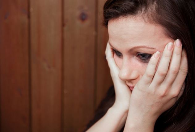 Về thăm mẹ, nhìn cảnh bà đang phải chịu, tôi không dám trách móc anh trai mà chỉ biết kể lể với chồng mà không ngờ chồng nói một câu khiến tôi sững sờ