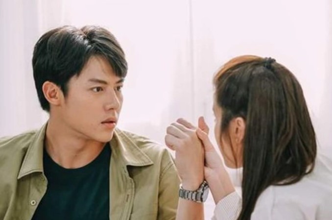 Ngày hôm ấy về nhà, tôi hoảng hốt khi thấy vợ cũ đang nằm trên giường còn vợ mới vừa hát vừa nấu nướng trong bếp