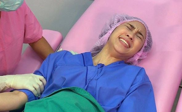 Vợ trong phòng sinh, chồng tôi đứng ngoài sụt sùi khóc, nhưng lúc bác sĩ báo mẹ tròn con vuông, anh liền bỏ đi để lại cho tôi nỗi uất hận tột cùng