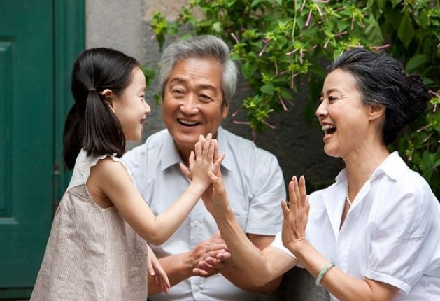 Vừa đến cổng nhà của bố mẹ chồng, chúng tôi đã bị đám người lạ xua đuổi với lý do "vào nhầm nhà"