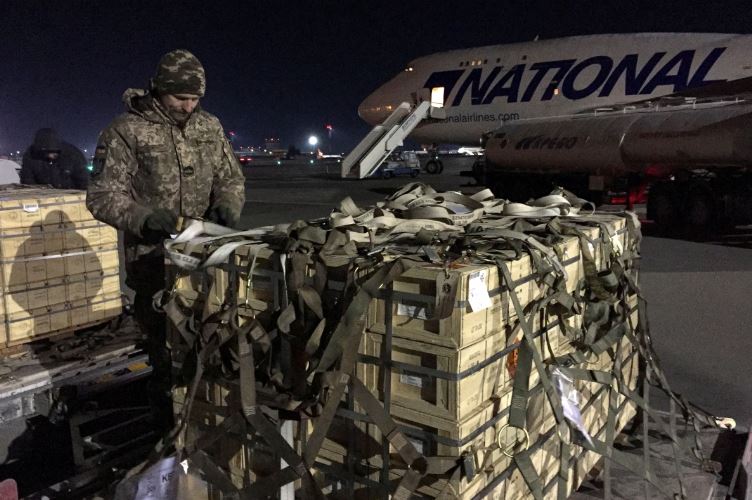 Mỹ tức tốc chuyển thêm cho Ukraine lô tên lửa và đạn dược