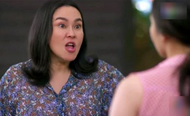 Vừa bế con vừa kiếm tiền, nhờ mẹ chồng trông giúp thì bà bận đi chăm cháu ngoại, đến ngày bà đổ bệnh thì bị con gái đưa về trả