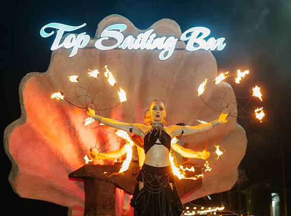 Sân khấu Top Sailing Bar với những màn biểu diễn rực lửa.