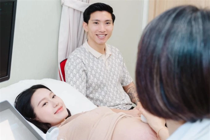 Đoàn Văn Hậu cùng vợ đi khám thai 