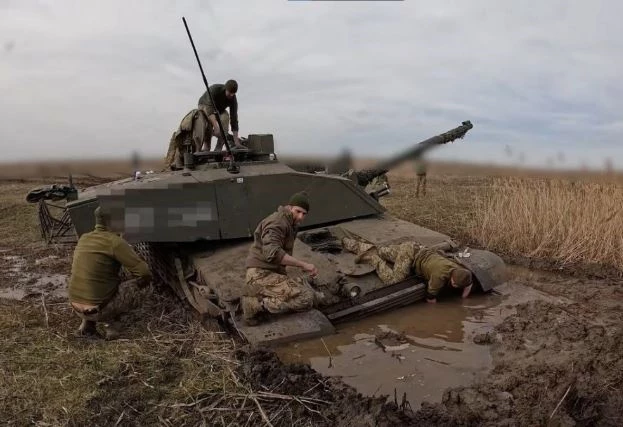 Binh sĩ Ukraine cố giải thoát xe tăng Challenger 2 sa lầy. Ảnh: SHOT