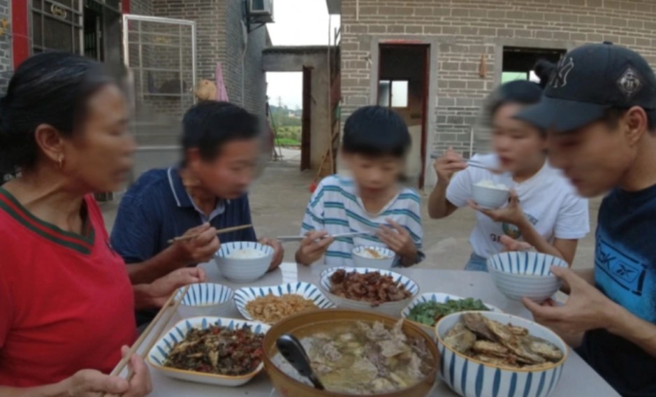 Khoảnh khắc nhận ra mẹ chồng phân biệt, con dâu chỉ là người ngoài, tôi dùng 1 câu nói khiến bố mẹ chồng phải quay đầu thừa nhận sai lầm