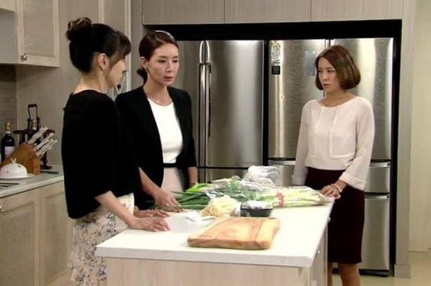 Bố chồng đột ngột nhập viện đúng hôm dâu cả về thăm ngoại, dâu út móc xỉa “vô trách nhiệm” liền bị mẹ chồng “trị” cho câm nín