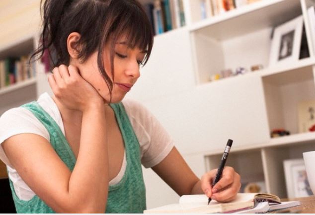 Bỗng nhiên mẹ chồng gọi điện giục vợ chồng tôi về quê gấp, về đến nơi thì bà dúi cho tôi một chiếc phong bì cũ chứa 30 triệu