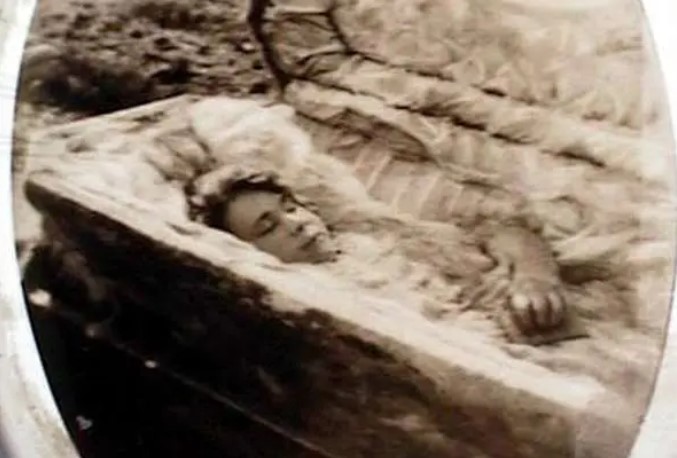 Câu chuyện rùng mình về cô gái trẻ đang lâm bồn thì qua đời, được cho mặc áo cưới lúc chôn cất đến 6 năm sau thi thể vẫn nguyên vẹn