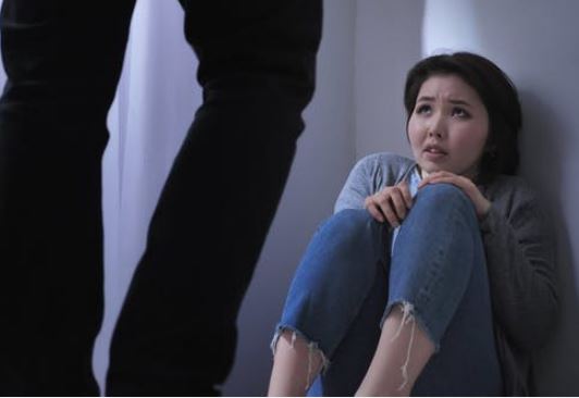 Thấy con trai đánh vợ, bố chồng tôi định lao ra ngăn cản nhưng mẹ chồng nói một câu khiến ông chần chừ rồi quay sang đóng cửa coi như không biết gì