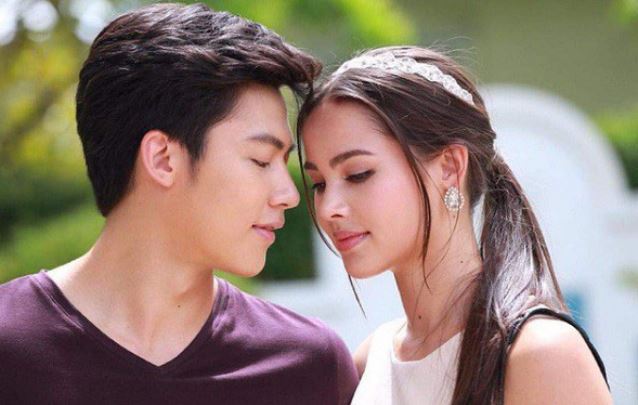 Đi làm về, tôi bực bội khi thấy đôi giày cao gót ngoài cửa nhưng càng choáng váng hơn khi nghe lỏm được mẩu chuyện của mẹ chồng mình