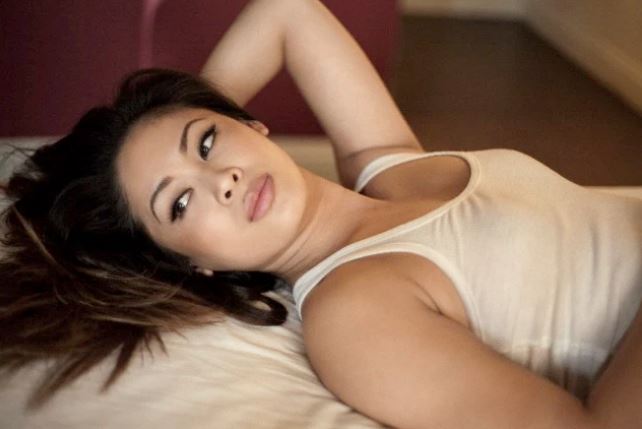 Được sếp cho về sớm mà bất chợt thấy hành động của mẹ chồng trong phòng ngủ, tôi sửng sốt và thấy khổ tâm thay cho bà