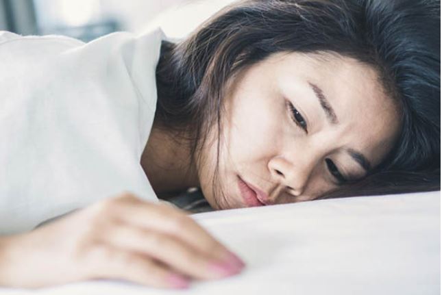 Thấy tôi được mẹ chồng cơm bưng nước rót, em chồng căm hận gửi tặng 1 cái nạng và loan tin thất thiệt về tôi cho cả họ hàng