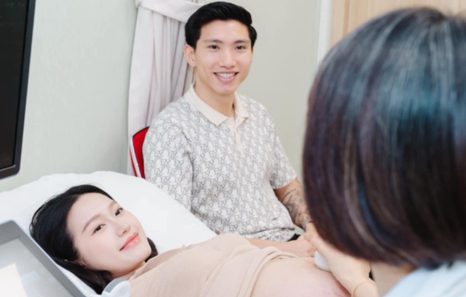 Lần đầu tiên lộ ảnh Đoàn Văn Hậu đưa Doãn Hải Mỹ đi khám thai, chàng cầu thủ vui ra mặt