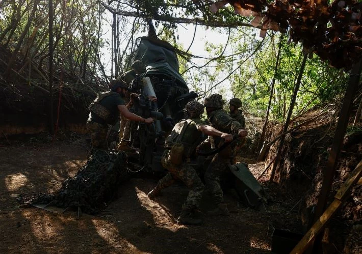 Quân đội Ukraine khai hỏa lựu pháo về phía Nga ở khu vực Donetsk. Ảnh: Reuters