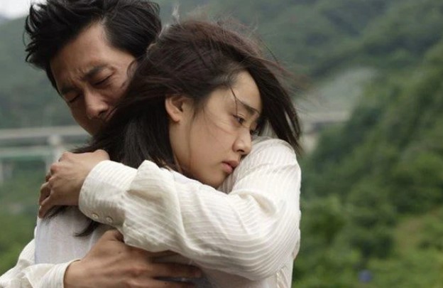 Sau 2 tháng ly hôn, tôi bàng hoàng nhìn thấy vợ cũ đang đứng bần thần ở hành lang bệnh viện