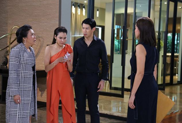 Mới sinh con được 10 ngày, mẹ chồng dúi bao tay bảo em đi rửa bát trong khi 3 chị chồng ăn cơm xong thì ngồi chơi nhưng phản ứng của chồng lại khiến em áy náy