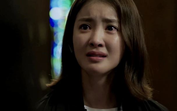 Nửa đêm khuya khoắt, mẹ chồng nhét vội vào tay tôi chìa khóa xe cùng xấp tiền rồi đuổi tôi ra khỏi nhà trong nước mắt