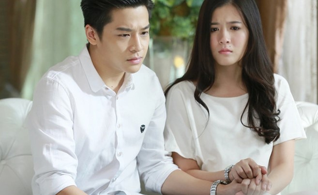 Đến gặp vợ cũ mời cưới, cô ấy bật khóc đưa tôi tờ giấy nhàu nhĩ đẩy tôi vào tình thế đứng ngồi không yên