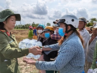 An Giang: Trao tặng nước ngọt cho người dân huyện Gò Công Tây