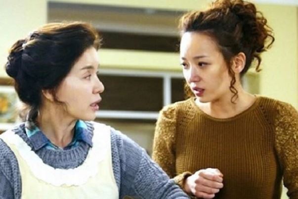 Chê quà thông gia "quê với nát", mẹ chồng thẳng tay vứt sọt rác, con dâu đang ngậm ngùi thì sự cố chẳng ngờ xảy đến làm mẹ chồng phải "xuống nước"