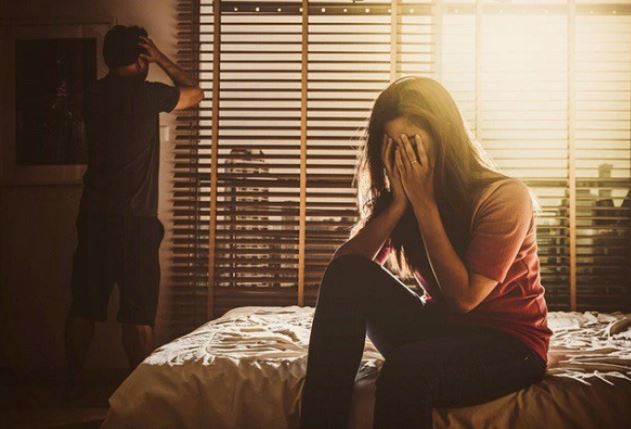 Dẫn con đi dạo về, tôi sốc đến á khẩu khi thấy mẹ chồng vứt đồ đạc của mình ra sân chỉ vì câu mắng lỡ lời khi tôi dạy con buổi sáng