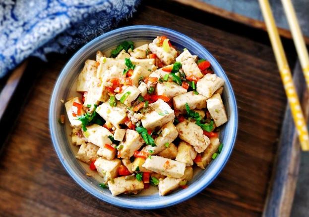 Mẹ chồng nhăn mặt khi thấy tôi làm đậu rim mắm tôm, nhưng lúc ăn bà khen không ngớt