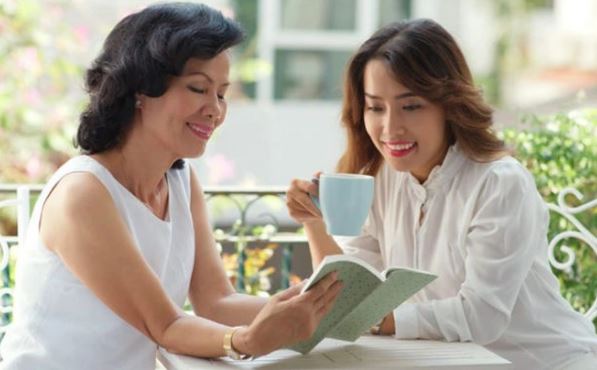 Dọn dẹp tủ chén chuẩn bị giỗ bố chồng, tôi sửng sốt khi thấy người đứng tên thụ hưởng trong cuốn sổ tiết kiệm mà mẹ chồng giấu giếm bấy lâu nay