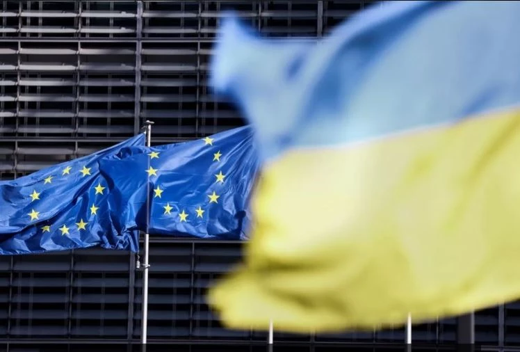 Quốc kỳ của Ukraine và cờ của Liên minh châu Âu (EU) tại trụ sở của cơ quan này ở Brussels, Bỉ. Ảnh: Sputnik