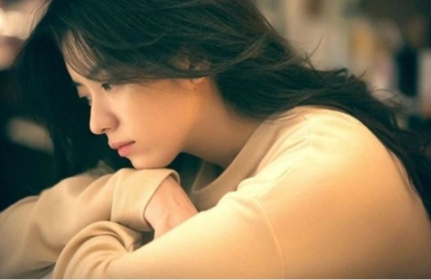 Em chồng đang xinh đẹp giỏi giang là vậy mà bỗng biến thành người điên, tôi ngỏ lời muốn đưa em ấy đi thì không ngờ bị bố mẹ chồng nhảy dựng lên phản đối