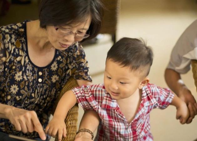 Em dâu tương lai đến chơi nhìn thấy mẹ chồng tôi đang hì hục chườm hạ sốt cho cháu, em ấy nhúng tay vào chậu nước rồi tức giận gào lên