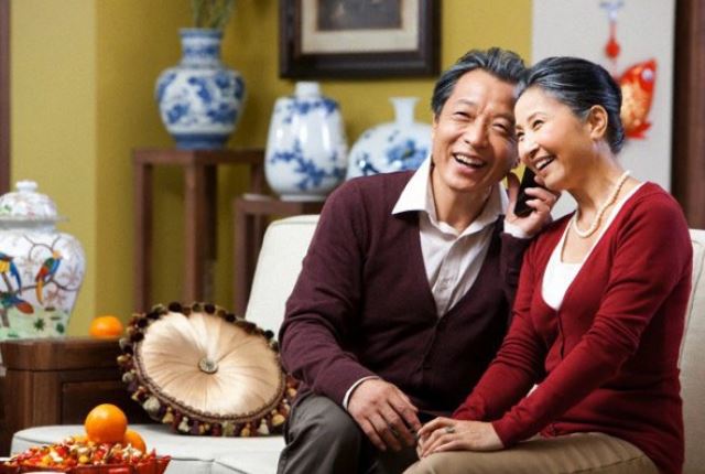 Giận tới mức bố chồng ốm nặng nhưng mẹ chồng vẫn nhất quyết không nói lời nào, bà dặn chúng tôi chuẩn bị sẵn hai cỗ quan tài khiến chồng tôi vừa giận vừa sợ hãi