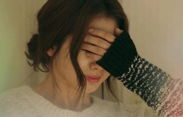 Khi họ nhà trai vừa bê tráp cưới vào thì mẹ chồng cũ xuất hiện rồi quỳ rạp xuống khóc lớn van xin tôi cứu lấy con trai bà